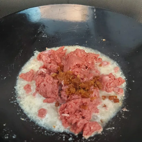 Dimasukan daging giling dan gula merah, dimasak sampai daging berubah warna.