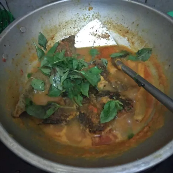 Sesaat sebelum api dimatikan, tambahkan daun kemangi. Aduk rata, tes rasa. Sajikan hangat.