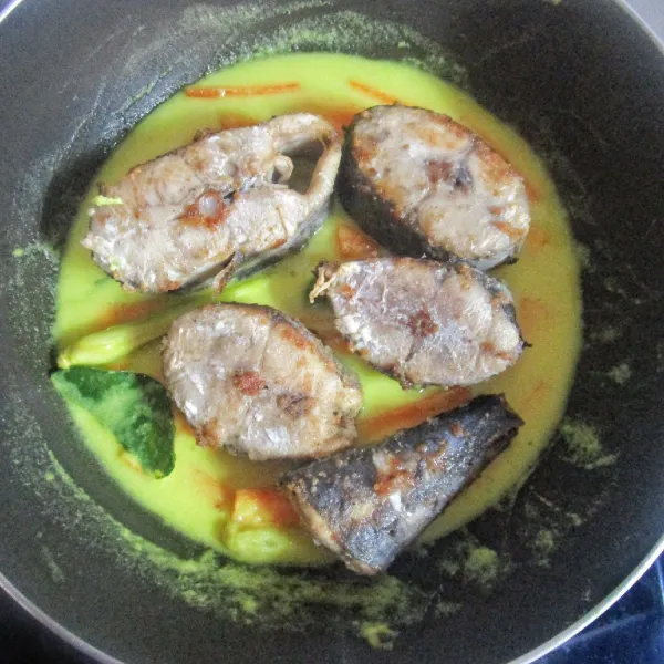 Setelah wortel agak empuk, masukkan ikan tenggiri. Aduk rata. Masak dengan api kecil hingga asat.