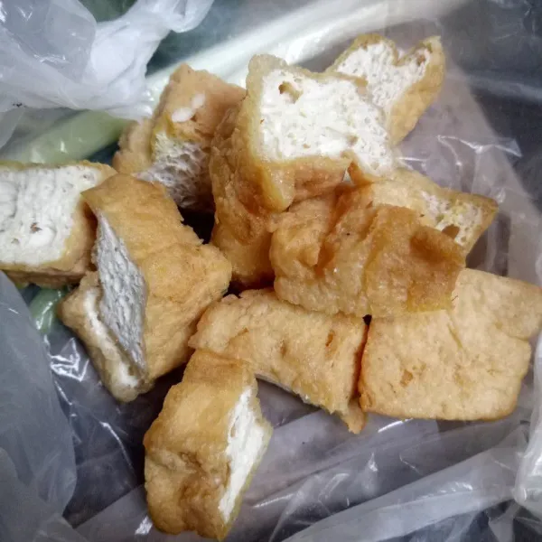 Tahu pong di potong-potong.