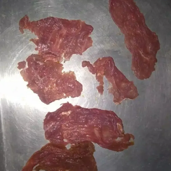 Gabungkan daging satu dan yang lainnya (agar daging lebih lebar), kemudian tipiskan menggunakan uleg.