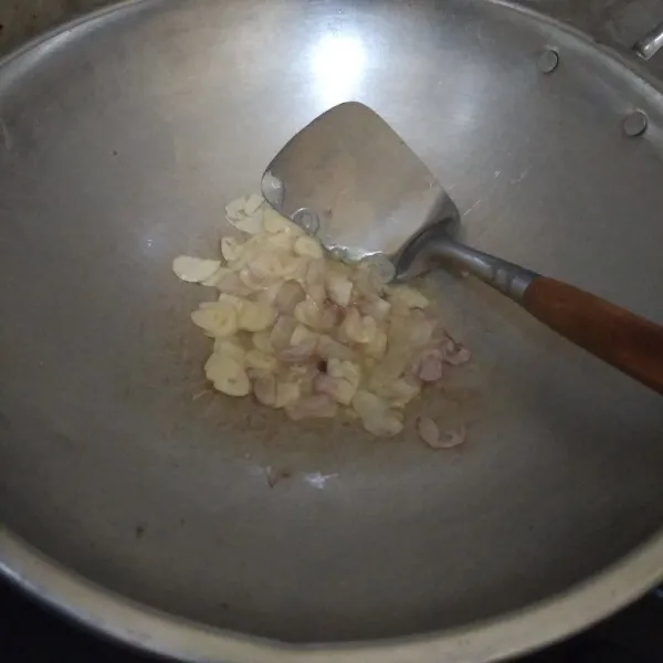 panaskan minyak, tumis bawang merah dan bawang putih hingga harum.