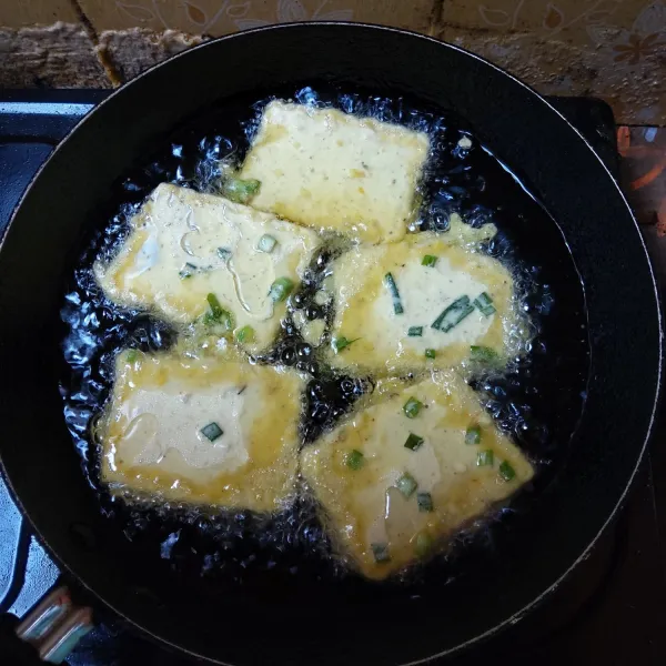 Goreng dalam minyak panas dengan api sedang sampai matang, angkat dan sajikan