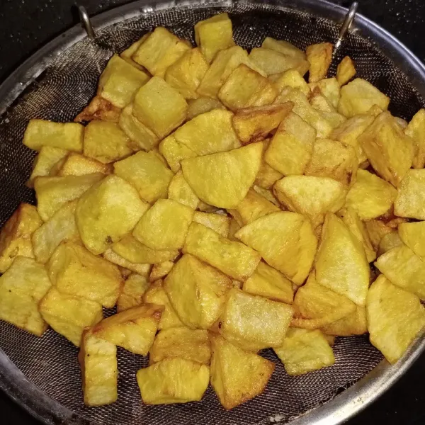 Panaskan minyak dalam wajan, goreng sampai agak kekuningan. Angkat. tiriskan