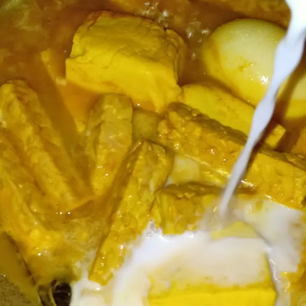 Masukkan santan dan cabai rawit,aduk sampai kuah agak kental lalu angkat dan sajikan.