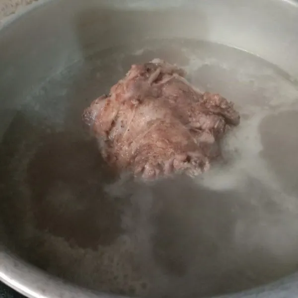 Masak sedikt air sampai mendidih. Masukkan daging sapi masak sampai berubah warna. Sembari menunggu berubah warna, rebus air dalam panci presto.