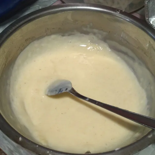 Bikin saus bechamel. Masukkan margarin & larutan fibercreme. Tambahkan tepung, garam, merica, pala bubuk, & keju. Masak dg api sedang, aduk sampai tercampur & mengental.