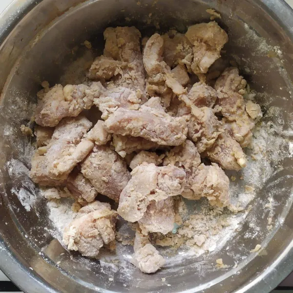 Kemudian balurkan daging ke dalam tepung terigu dan daging siap digoreng.