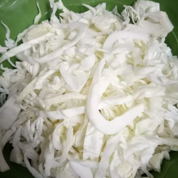 Sayur kol di rajang kasar lalu cuci bersih dan tiriskan.