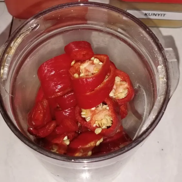 Haluskan/blender cabe merah, bawang merah, dan bawang putih