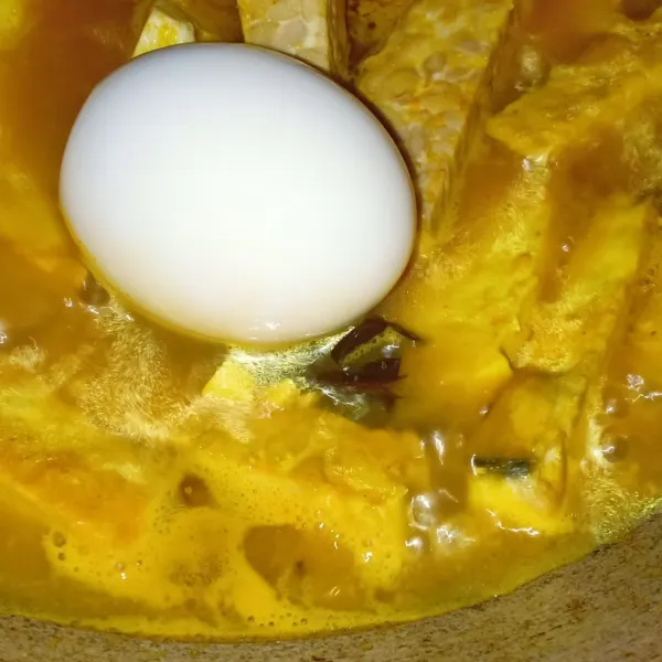 Tambahkan air,telur,dan garam aduk rata.