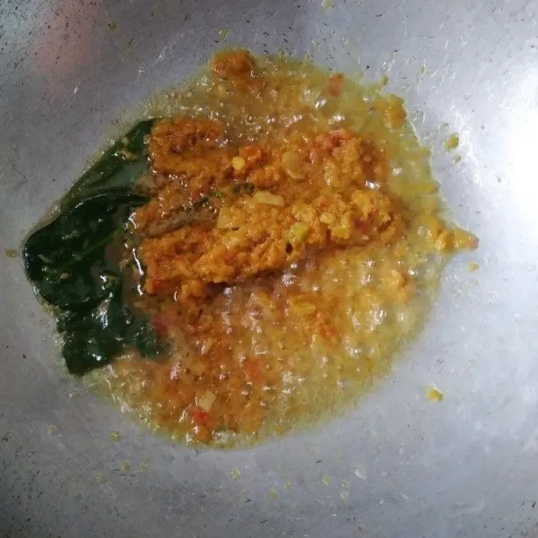 Panaskan minyak, tumis bumbu halus bersama dengan daun salam, daun jeruk, dan lengkuas hingga harum