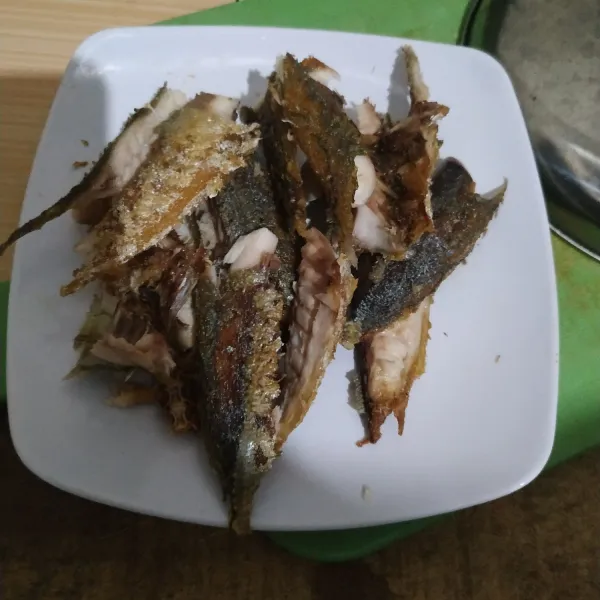 Keluarkan tulangnya, lalu belah-belah ikan.