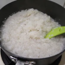 Rendam semalaman beras ketan, cuci bersih dan masak beras ketan hingga air setengah habis beri garam.