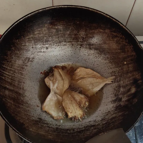 Goreng ikan asin hingga kering, angkat dan tiriskan