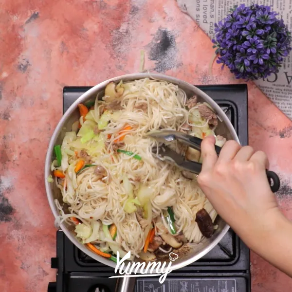 Tambahkan mie yakisoba, aduk sebentar.