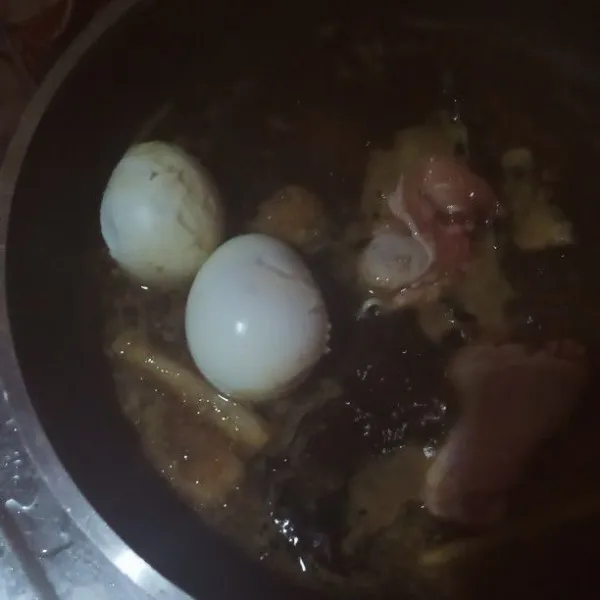 Masukkan telur, lada bubuk, dan air. Lalu aduk sampai rata dan masak sampai mendidih