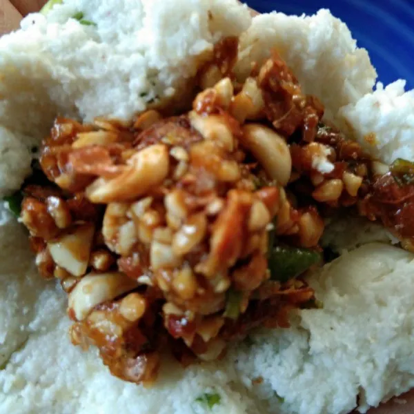 Ambil adonan, pipihkan isi bagian tengah dengan kacang bumbu, katupkan kemudian bentuk bulat agak lonjong (bentuk sesuai selera).