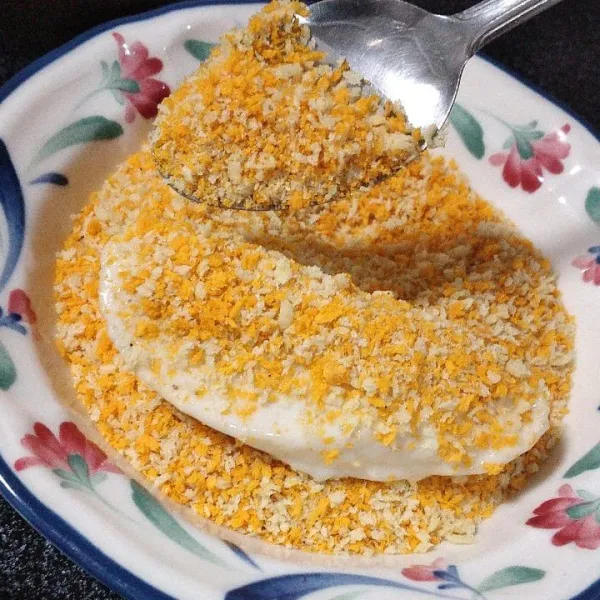 Baluri pisang dalam tepung panir.