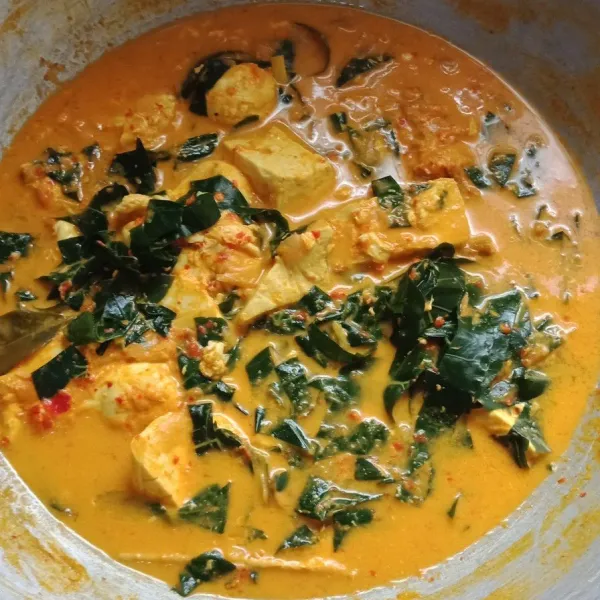 Tambahkan garam dan kaldu bubuk tes rasa bila kuah mulai mengental matikan api.