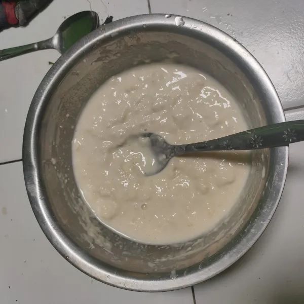 Campur rata terigu, gula pasir, dan air dalam satu wadah jadi adonan agak kental.
