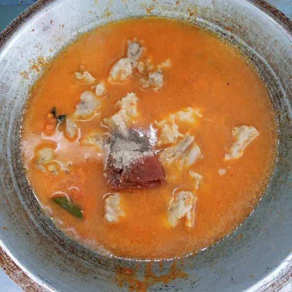 Masukkan tetelan, air, gula merah, garam dan lada bubuk. Aduk rata. Masak sampai mendidih.