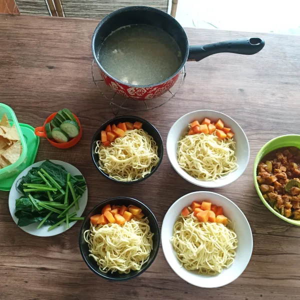 Setelah semua matang, mie sapi siap di platting.