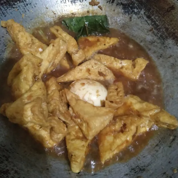 Masukkan air, aduk rata. Koreksi rasa. Masak sampai air menyusut. Angkat, siap disajikan.