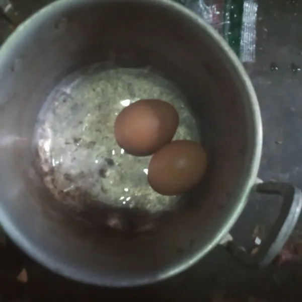 Siapkan panci, masukkan telur dan air lalu masak sampai matang. Angkat dan dinginkan. Setelah dingin kupas kulit telur