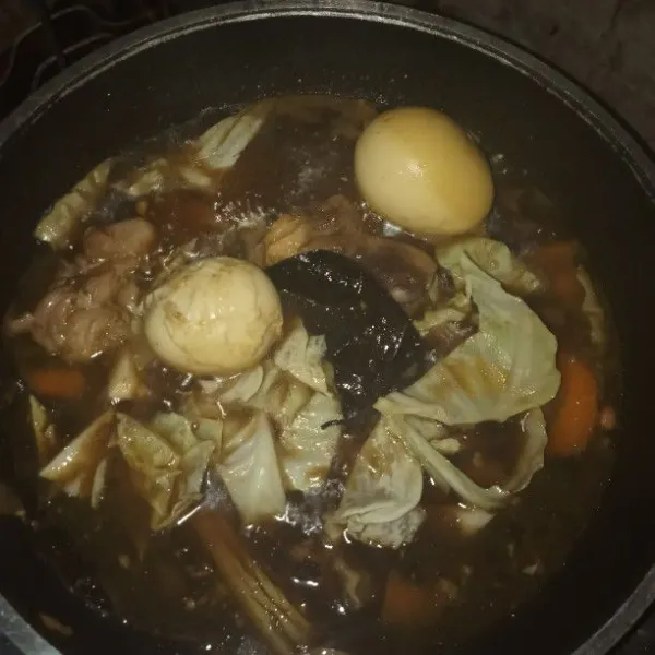 Masukan daun kobis, garam, gula, kaldu bubuk, dan kecap manis. Masak sampai meresap, koreksi rasa, lalu angkat dan sajikan