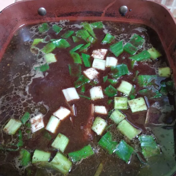 Masukkan daun bawang masak sebentar, matikan api.