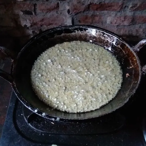 Panaskan minyak goreng. Pastikan minyak goreng harus panas dan penuh. Masukan baking powder ke dalam adonan kremesan.  Tuang ke dalam botol. Lubangi tutup botol menjadi 8 lubang.  Kucurkan adonan ke dalam minyak panas. Biarkan adonan kering. Setelah adonan kokoh, lipat adonan. Goreng hingga kedua sisi berwarna keemasan. Angkat dan tiriskan.