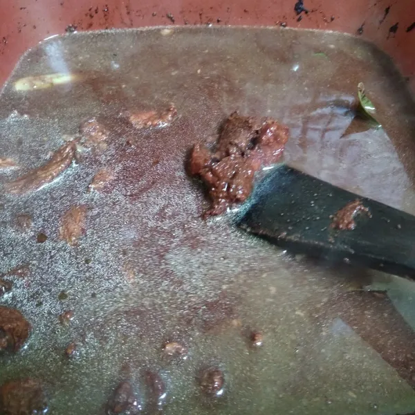 Tuang air secukupnya, tambahkan garam, gula dan kaldu bubuk, masak sampai daging empuk.