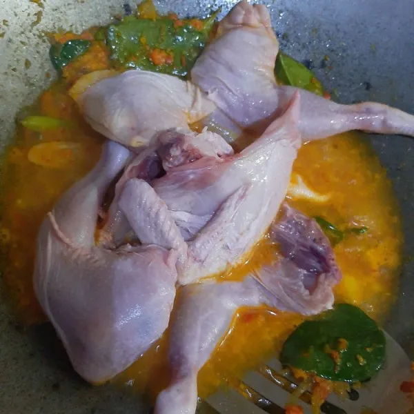 Masukan ayam pejantan.