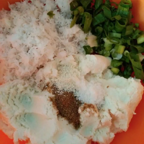 Dalam wadah siapkan bahan singkong, kelapa parut, bawang daun, ketumbar halus, garam dan kaldu jamur, aduk rata.