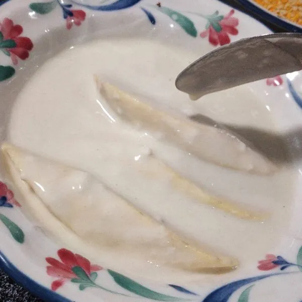 Celupkan pisang ke dalam tepung terigu yang sudah dilarutkan dengan air.
