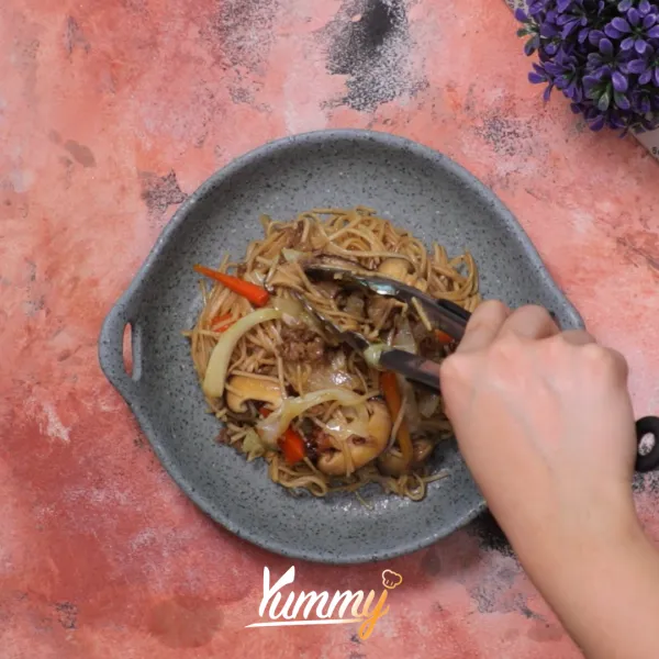 Terakhir, tuangkan saus yakisoba, aduk hingga rata, sajikan.