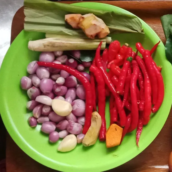 Siapkan bumbu halus.