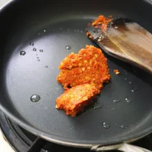 Tumis bumbu dasar merah hingga harum.