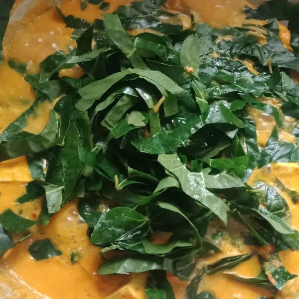 Kemudian tambahkan irisan daun mangkokan masak hingga daun nya lembut.