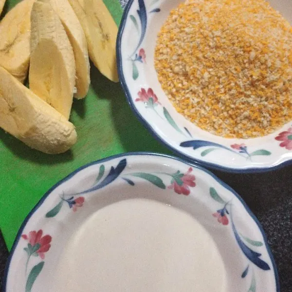 Siapkan bahan-bahan, potong pisang iris panjang.