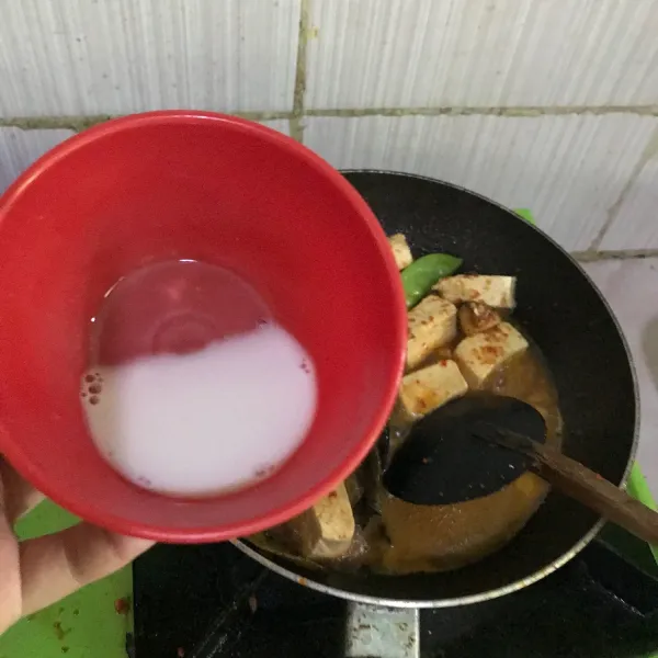 Tambahkan kecap dan garam. Masak hingga mendidih. Kemudian tuang larutan tepung maizena dan aduk hingga mengental.