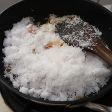 Masukkan kelapa parut masak hingga kering beri bumbu penyedap koreksi rasa.