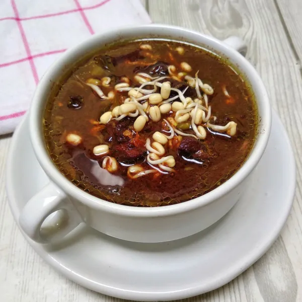 Sajikan rawon dengan taburan bawang goreng dan kecambah.