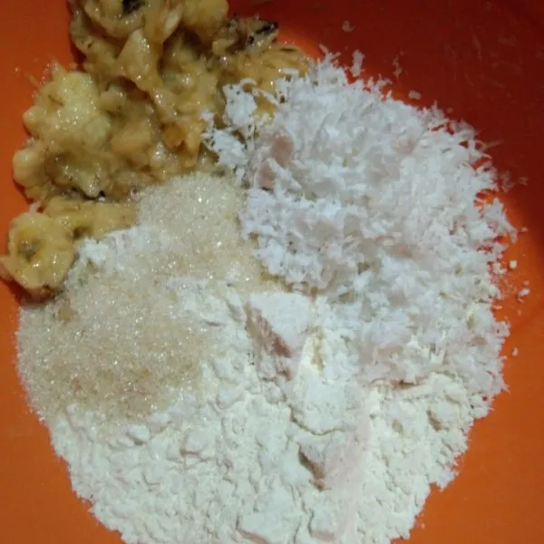 Campur tepung terigu, gula pasir, pisang dan kelapa parut.