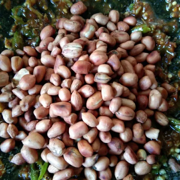 Tambahkan kacang tanah sangrai, tumbuk tidak terlalu halus, aduk rata dan sisihkan.