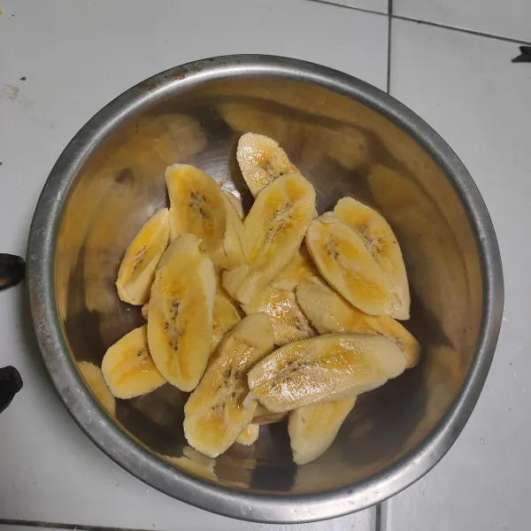 Potong serong pisang agak tipis, atau sesuai selera. Sisihkan.