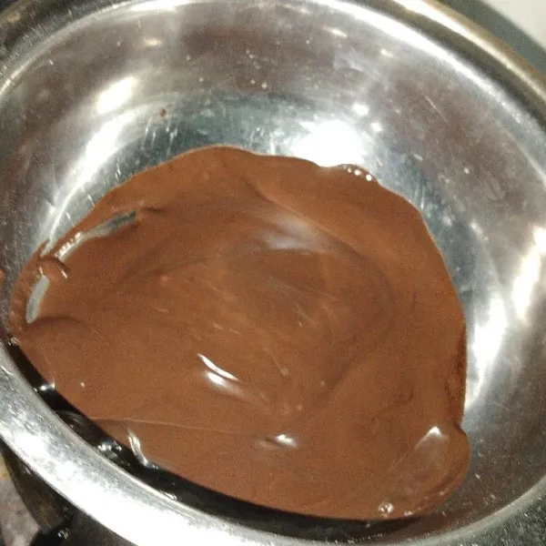 s=Sementara menunggu pisang matang, lelehkan dark chocolate dalam wadah.