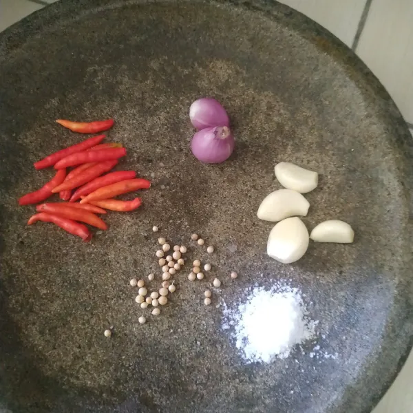 Haluskan bawang merah, bawang putih, cabe rawit, ketumbar dan garam.