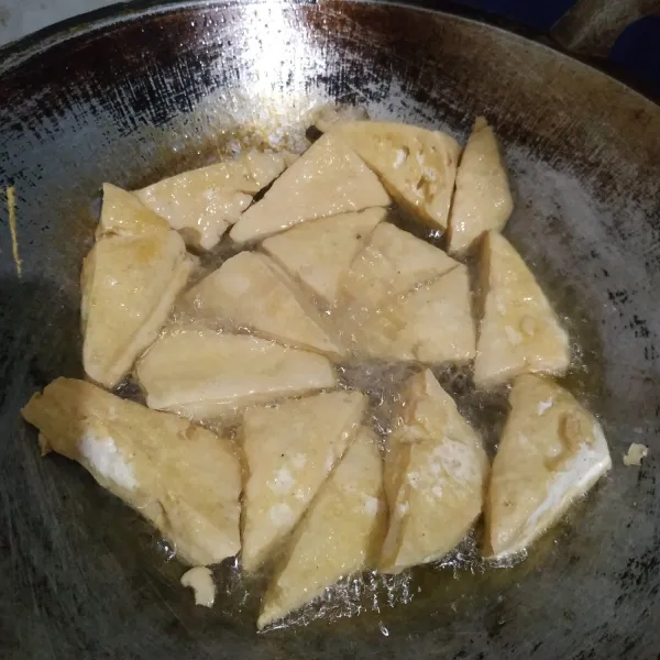 Potong serong tahu kemudian goreng sampai berkulit. Angkat, sisihkan dulu.